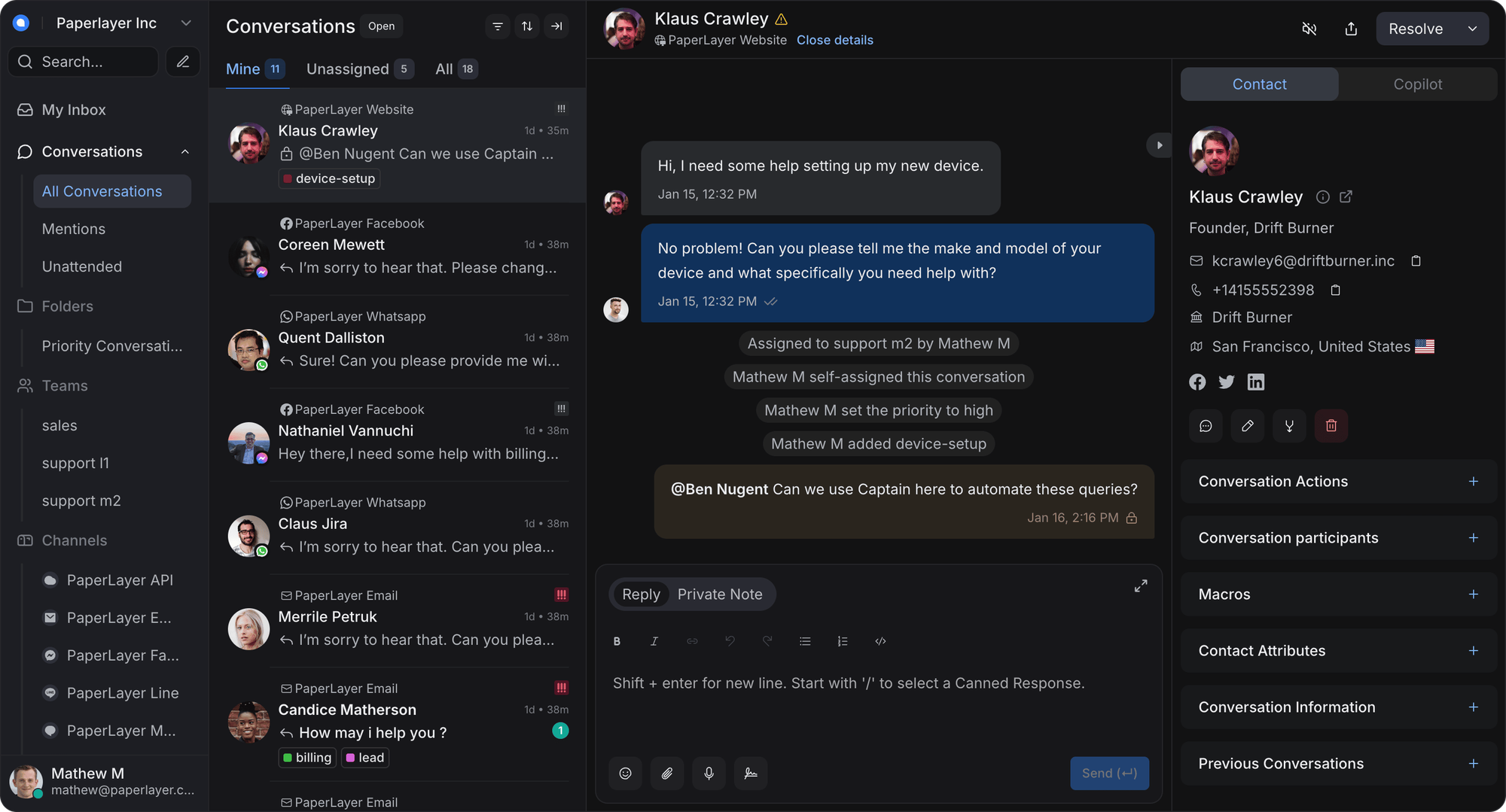 Interface de messagerie collaborative Chatwoot montrant une conversation client avec liste de conversations à gauche et détails du profil utilisateur à droite.