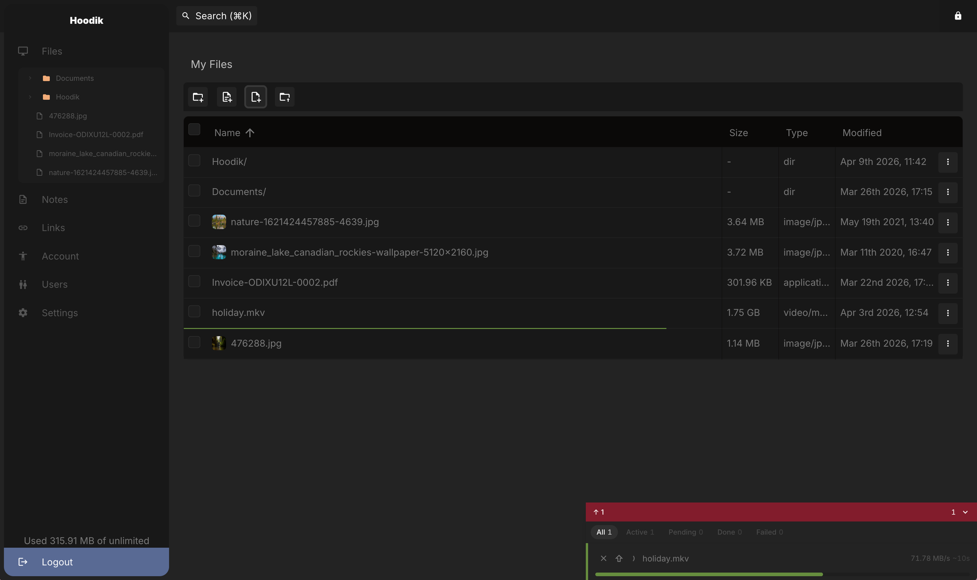 Capture d'écran de l'interface web de Hoodik, un service de stockage cloud chiffré auto-hébergé, affichant un gestionnaire de fichiers avec plusieurs fichiers et une progression de téléchargement en cours.