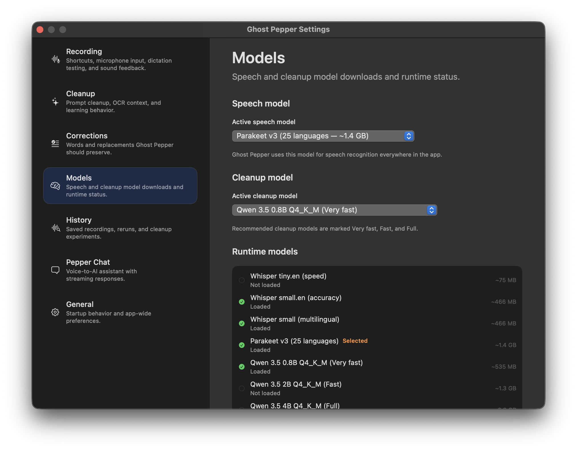 Capture d'écran des paramètres de l'application macOS **Ghost Pepper**, affichant la section **Models** où l'on peut configurer les modèles de reconnaissance vocale (Parakeet v3) et de nettoyage de texte (Qwen 3.5), ainsi que leur statut de chargement en local.